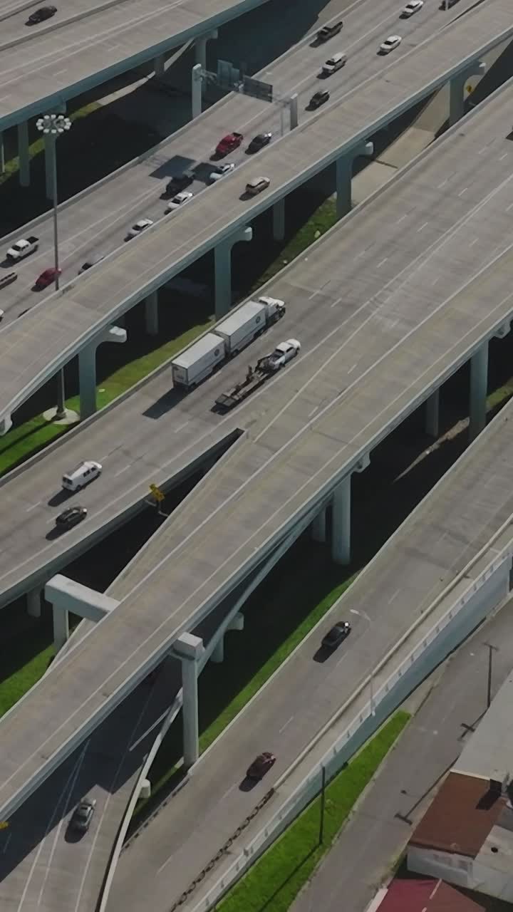 Pemandangan pusat kota Dallas dari atas yang memperlihatkan jalan raya dan arus lalu lintas