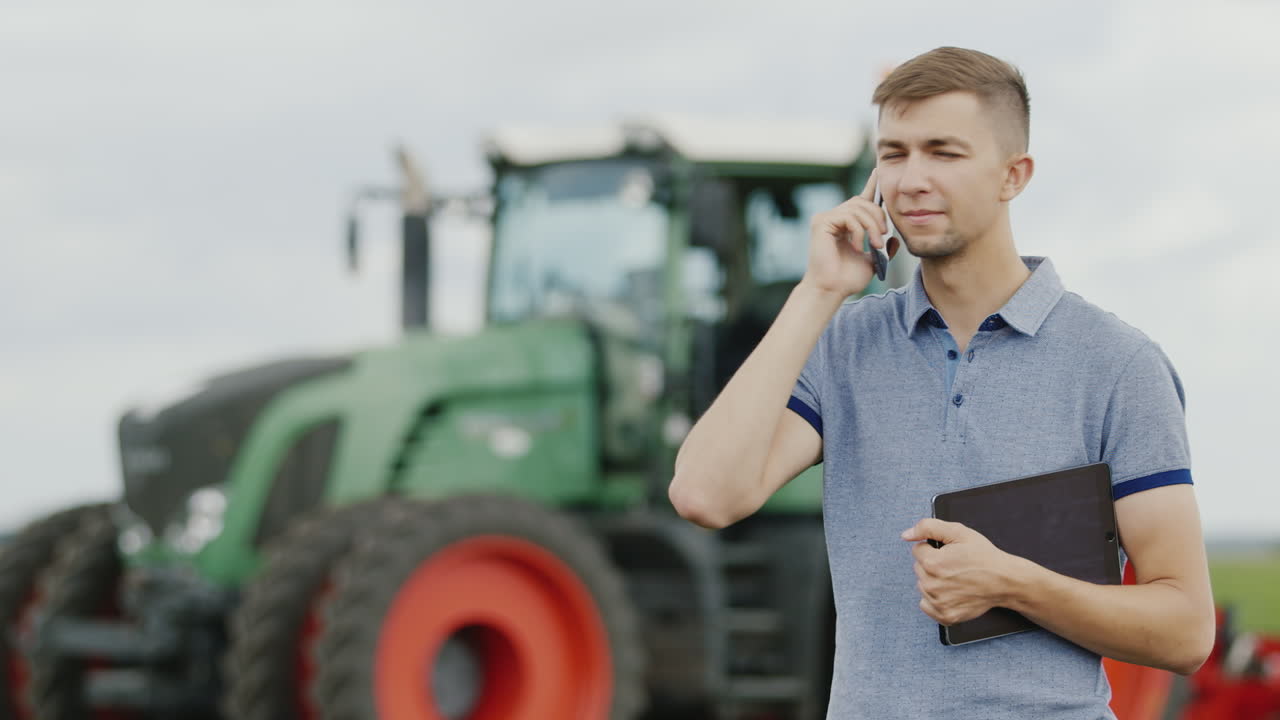 성공한 젊은 농부가 전화로 소통하다