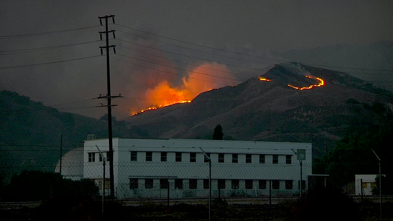 캘리포니아 벤츄라와 산타바바라 위의 언덕에서 토마스 파이어가 타오르고 있습니다.