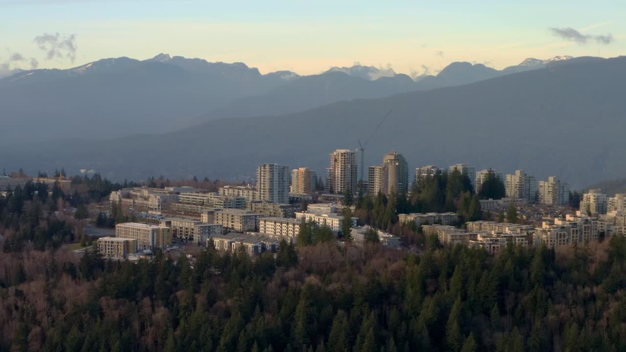 Bildungseinrichtung der SFU mit üppiger Vegetation des Burnaby Mountain in British Columbia, Kanada.