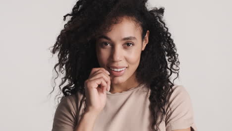 una mujer afroamericana encantadora sobre un fondo blanco.