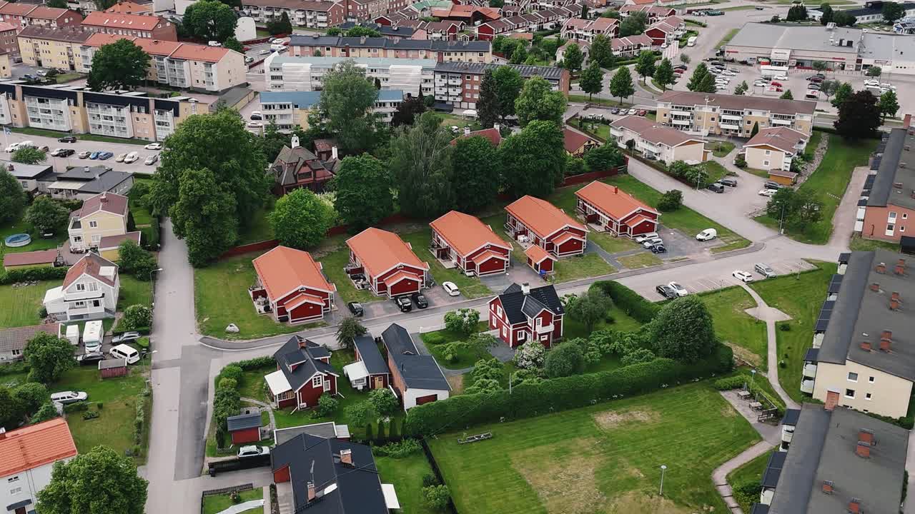 Et beboelseskvarter med røde tage og grønne omgivelser, luftfoto