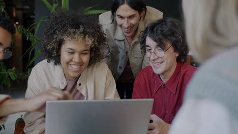 equipo diverso trabajando juntos en una computadora portátil