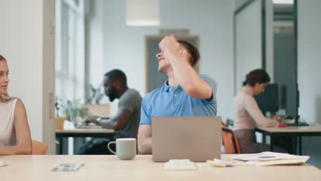 Glücklicher-Geschäftsmann,-Der-Sich-Im-Coworking-Space-Auf-Einem-Stuhl-Umdreht