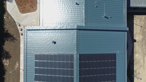 antena de arriba hacia abajo del cobertizo de la azotea instalado con paneles solares fotovoltaicos
