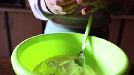 cocine preparando masa para pan, ponga los huevos en harina - ángulo alto, cierre