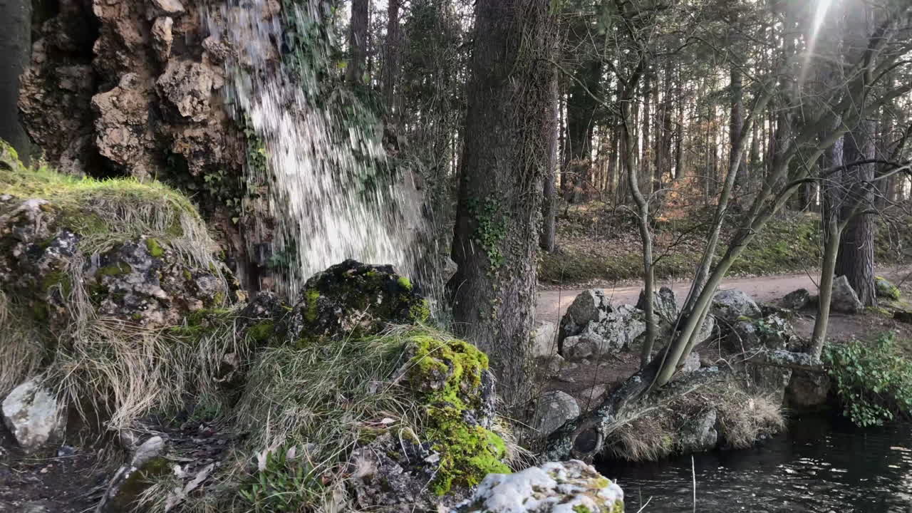 пещера с мини-водопадом