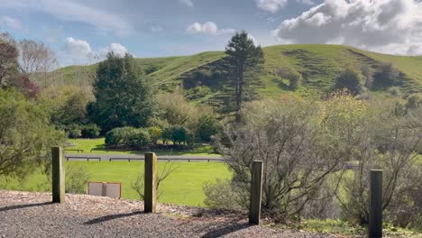 paisaje natural con vegetación montañas y campos en whanganui, nueva zelanda