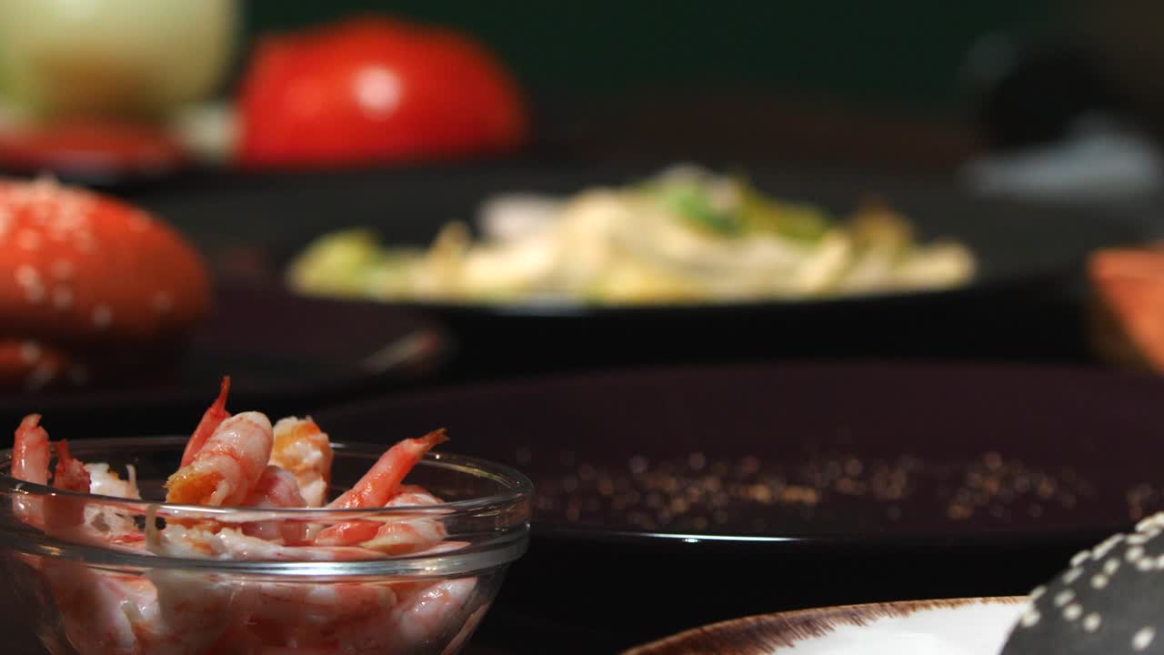 preparación de hamburguesas gourmet y otros platos