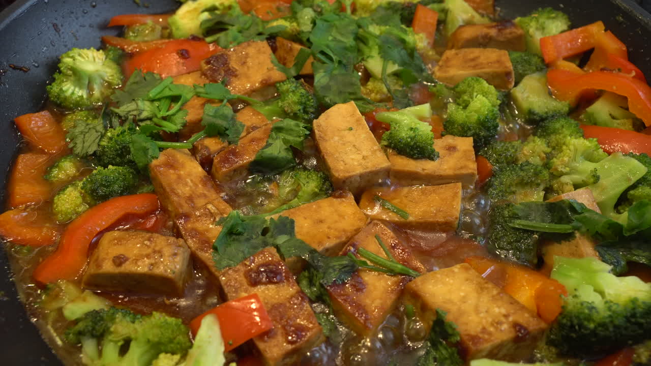 cocinar tofu frito con verduras en una sartén en casa cocina saludable