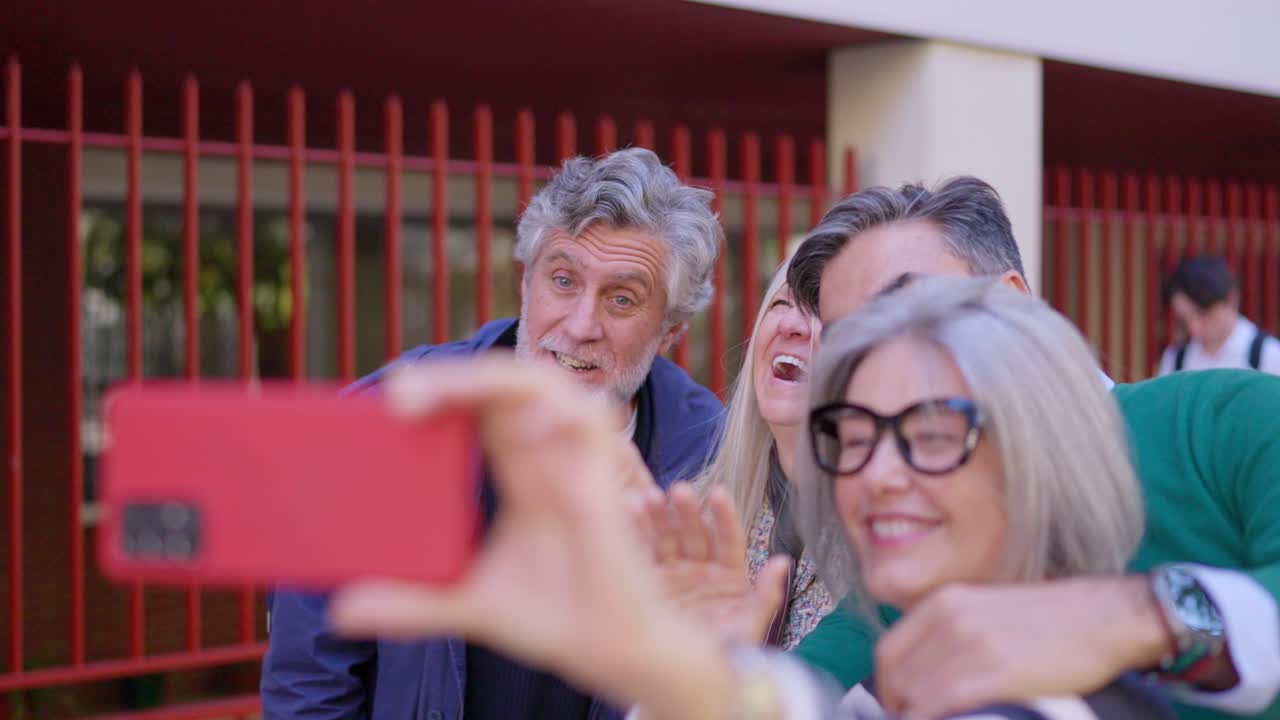 Adulti maturi felici che si fanno un selfie con uno smartphone