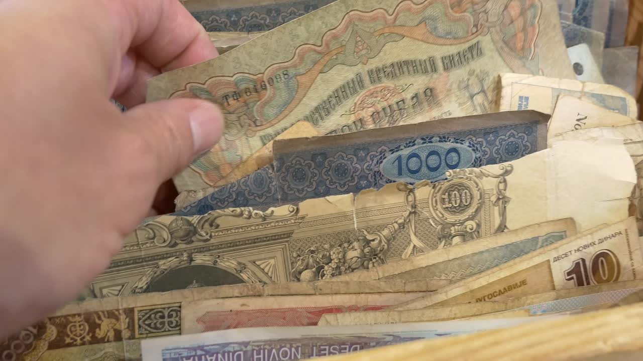 세계 각국의 다양한 종이 지폐