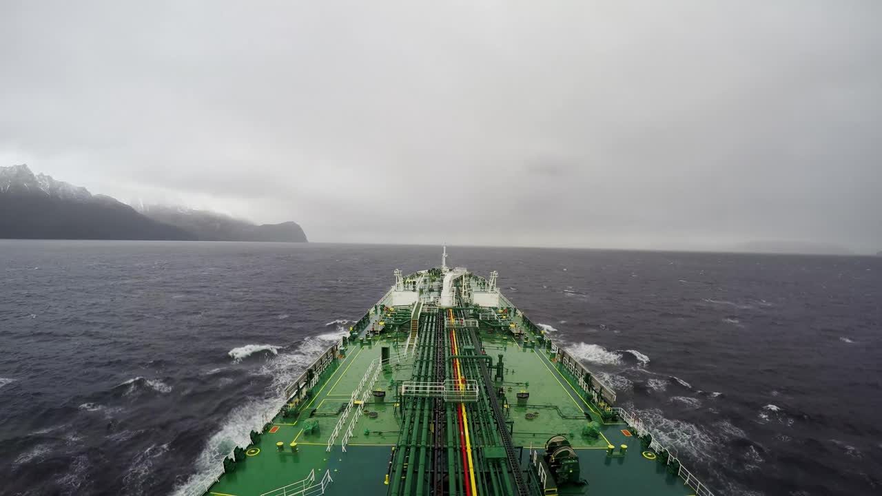 마젤란 해협을 가로지르는 시간 지연 오일  ⁇ 커 통행  ⁇ 타 아레나 구름이 많은 비