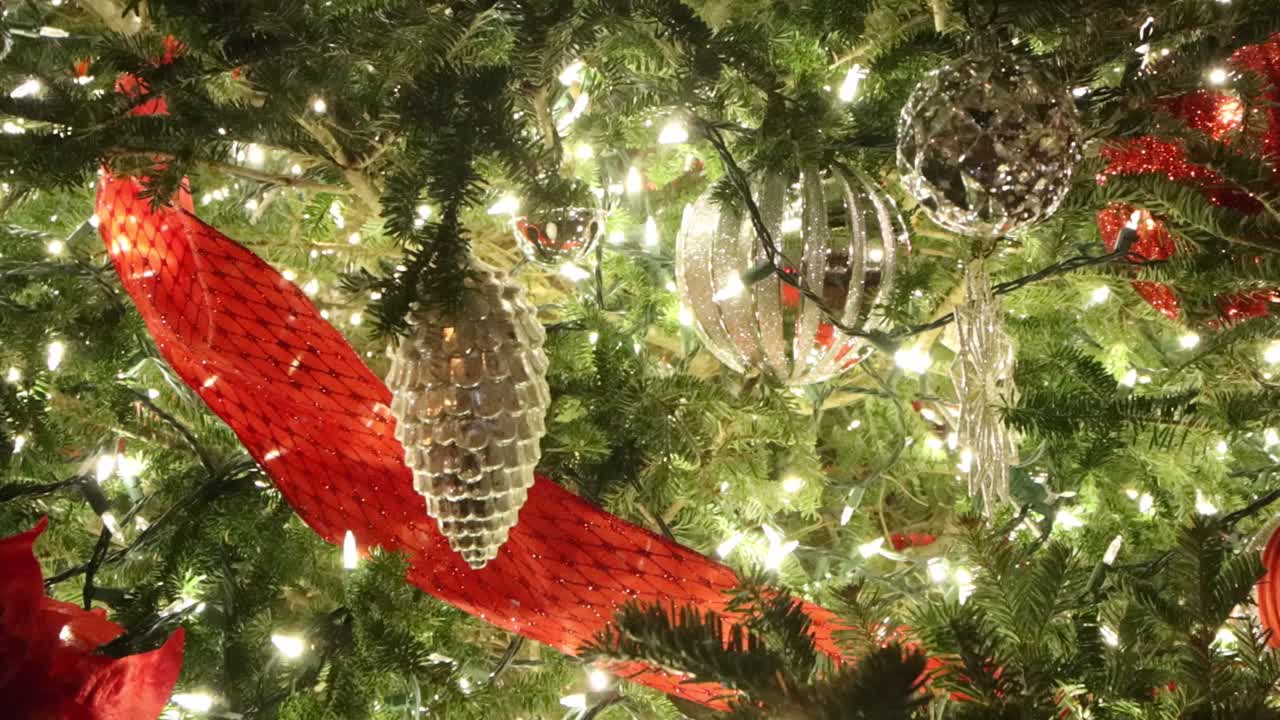 árbol de navidad decorado e iluminado festivamente