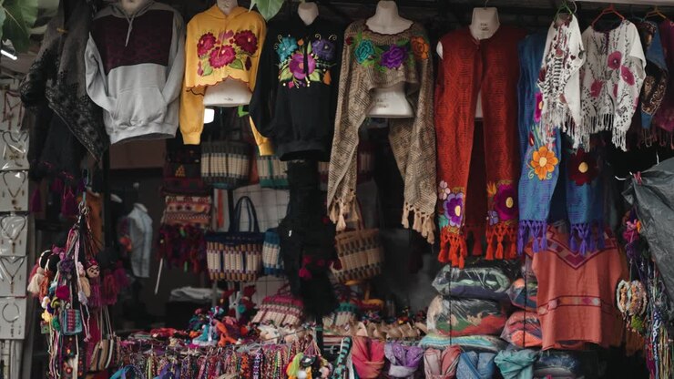 Abbigliamento ricamato in vendita nel mercato locale a San Cristobal de Las Casas, Chiapas, Messico