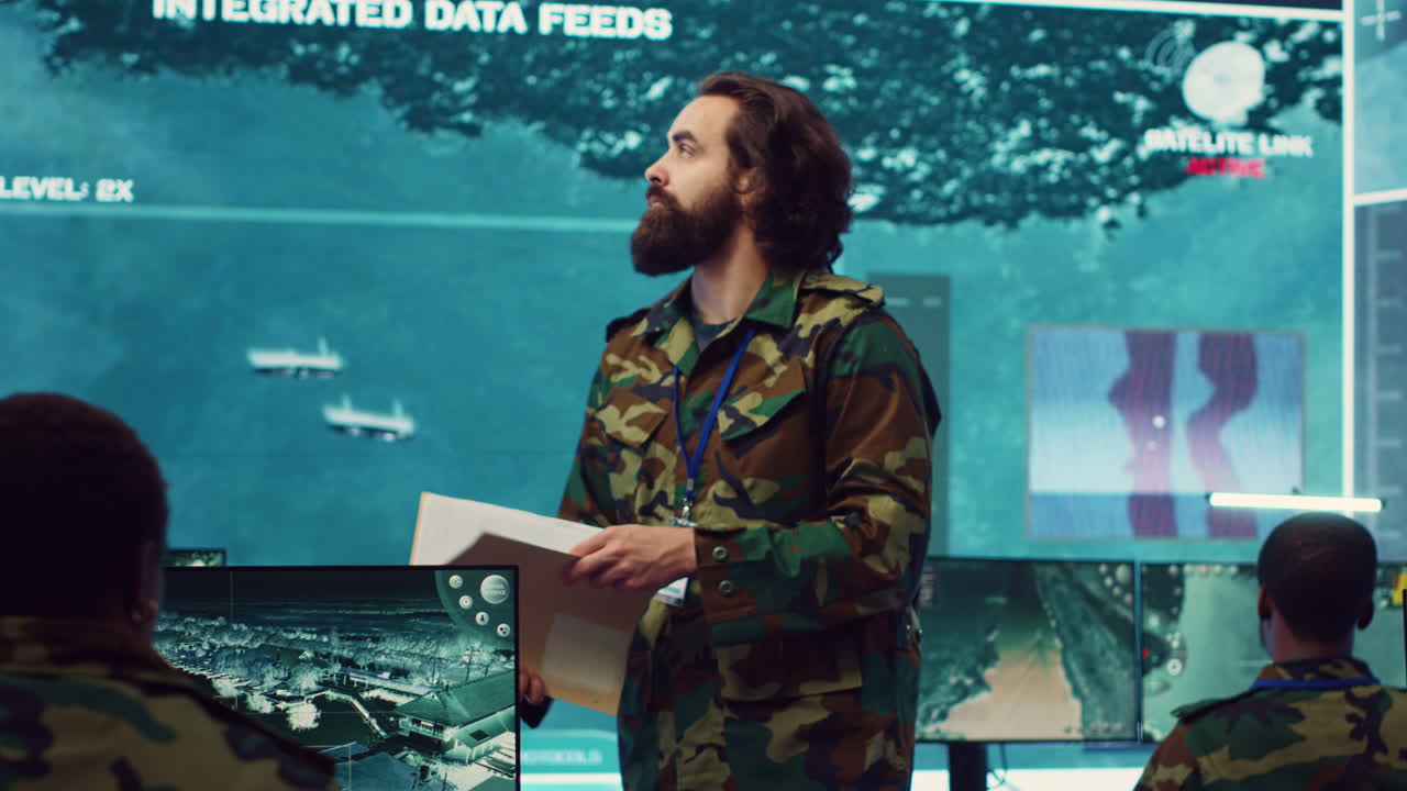 el comandante general de la división naval revisa la información de guerra.