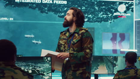 el comandante general de la división naval revisa la información de guerra.