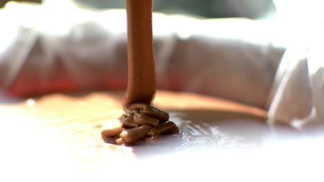 un primer plano del líquido de leche con chocolate que se vierte en un molde o molde