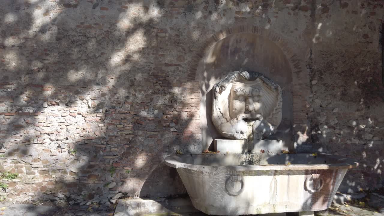로마에 위치한 fontana del mascherone di santa sabina라는 기념비적 인 분수, 팬 이동과 결합 된 돌리 전진 이동으로 슬로우 모션