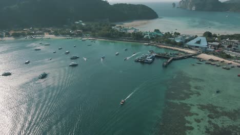 Atemberaubende-Drohnenaufnahmen-Von-Booten,-Die-Vor-Der-Küste-Der-Phi-Phi-Inseln-In-Thailand-Segeln