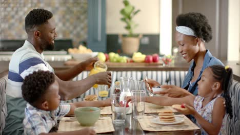 Feliz-Familia-Afroamericana-Desayunando,-En-Cámara-Lenta