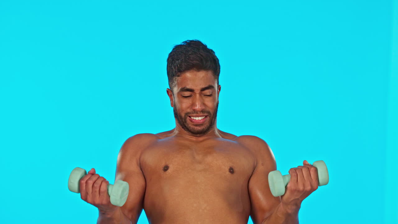 fitness, pesas y hombre haciendo un entrenamiento