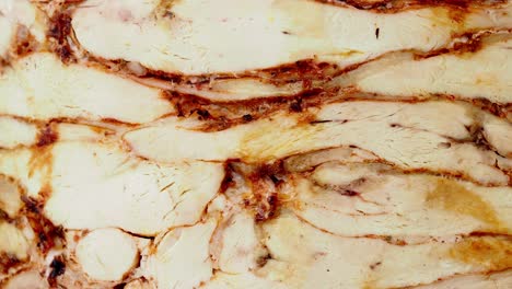 un primer plano de shawarma de pollo
