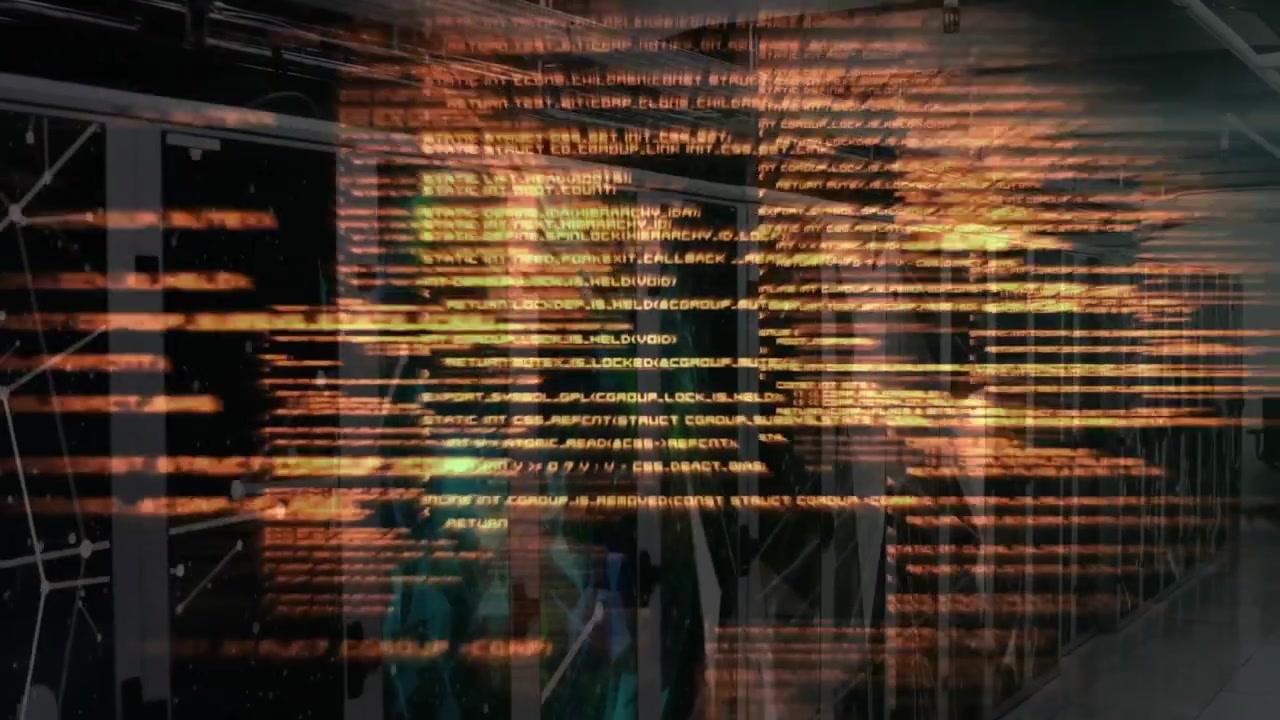 Svage orange kodestrømme, der driver hen over en serverhal, intensiveres hurtigt og viser dataflow