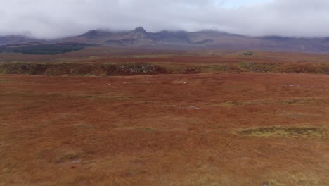 El-Dron-Aéreo-Retrocede-Sobre-Los-Acantilados-De-Otoño-Lealt-Cerca-Del-Punto-Del-Hermano-En-Skye-Escocia-Otoño