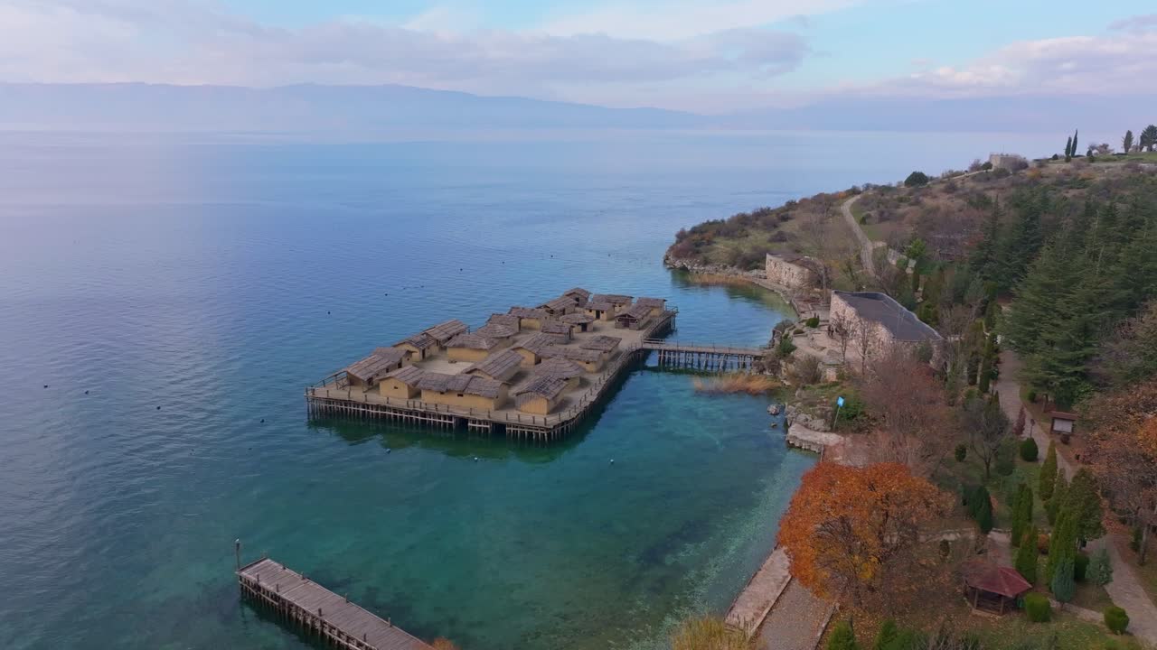 Kemikler Koyu Müzesi'nin turkuaz göl sularıyla drone görüntüsü