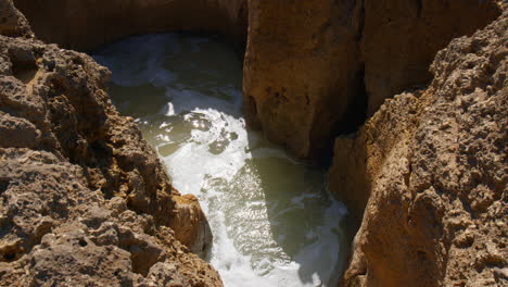 Meerwasser-Durch-Felsloch-Am-Strand-An-Der-Algarve,-Portugal