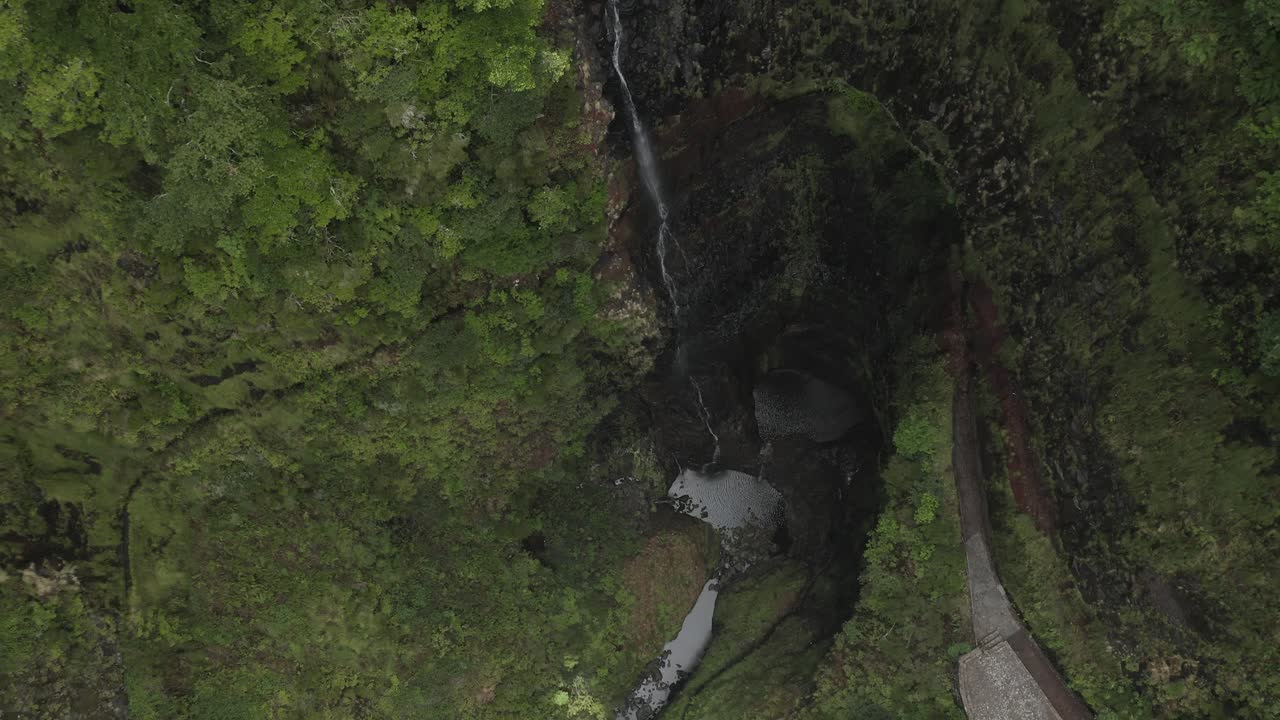 imágenes de drones de la cascada lagoa da vento en madeira