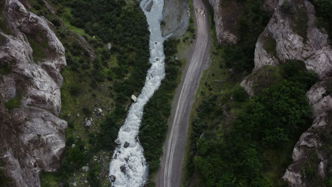 vista aérea de un río de montaña y una carretera a través de un cañón