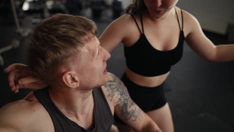 una pareja tomando una selfie en el gimnasio.