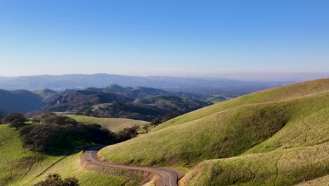 Vista-Aérea-Desde-El-Parque-Estatal-Del-Monte-Diablo-Colinas-Verdes-Revelando-Walnut-Creek-California