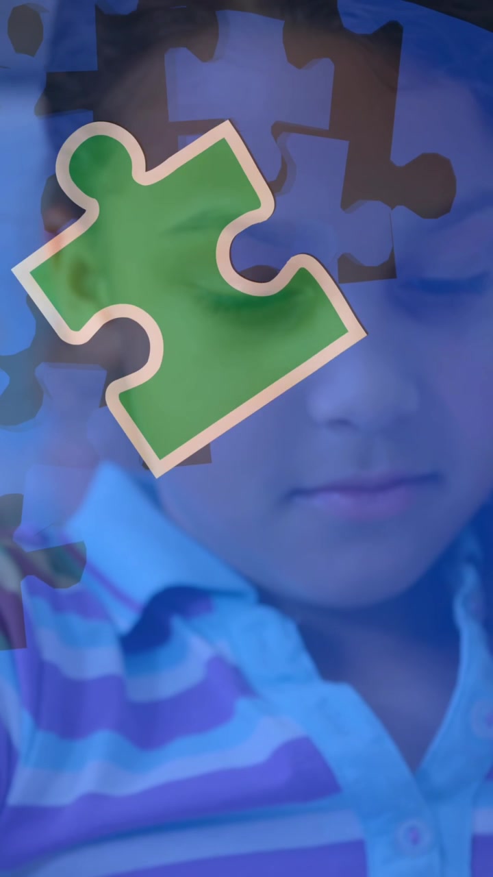 Animazione di pezzi di puzzle su studentessa con tablet