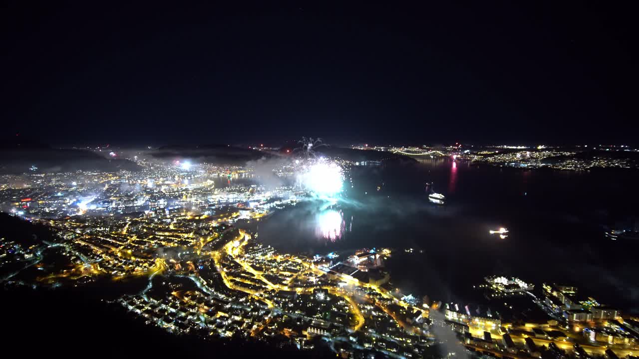 espectacular lapso de tiempo de víspera de año nuevo en bergen noruega visto desde la montaña stoltzen - enormes cantidades de fuegos artificiales a medianoche