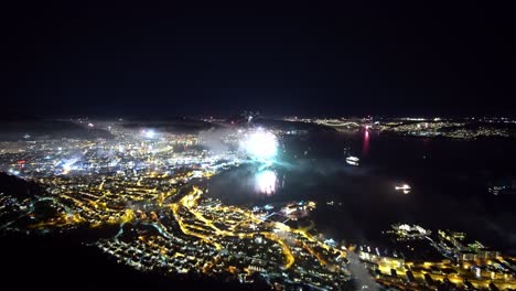 espectacular lapso de tiempo de víspera de año nuevo en bergen noruega visto desde la montaña stoltzen - enormes cantidades de fuegos artificiales a medianoche