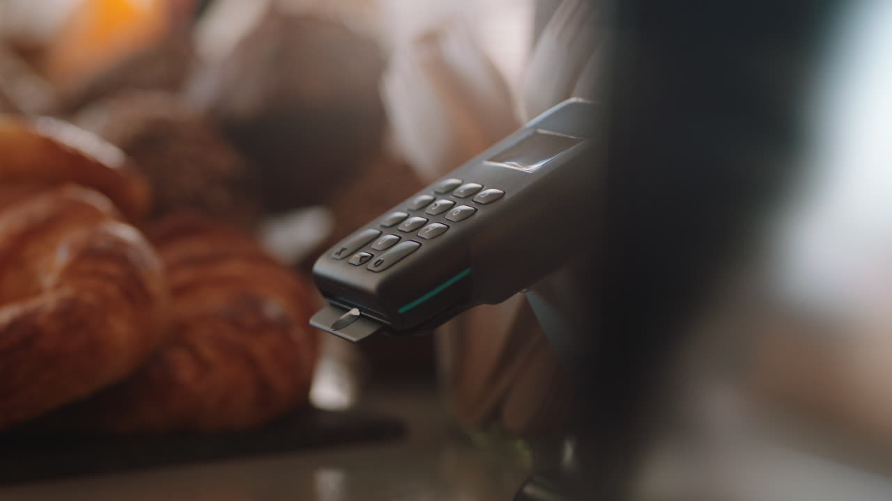 клиент оплачивает с помощью смартфона, покупает кофе в кафе, счастлив, наслаждается обслуживанием, тратит деньги в ресторане.