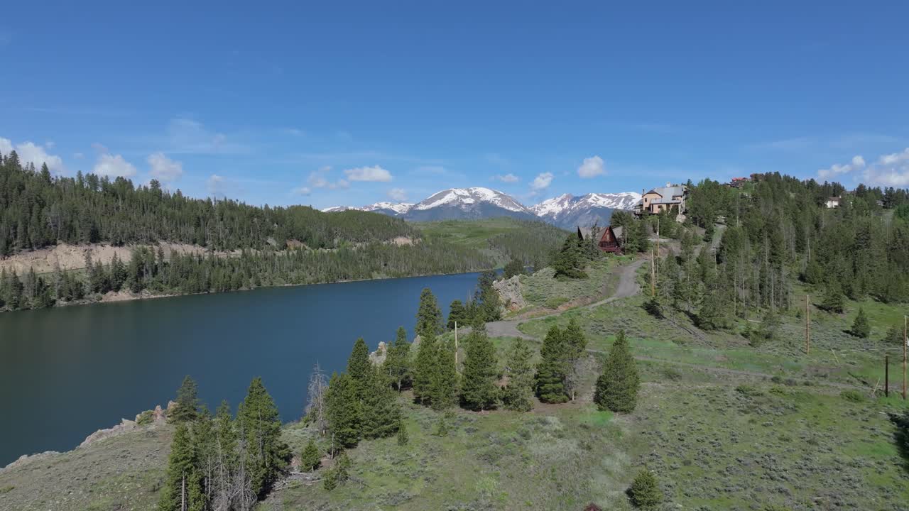 Case vacanza con vista sul Dillion Reservoir, Colorado, Stati Uniti.