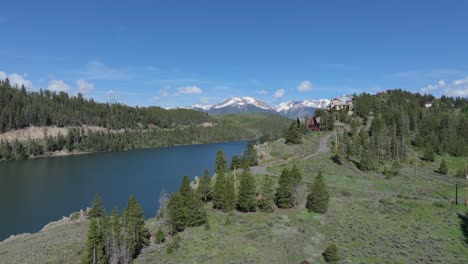 Casas-De-Vacaciones-Con-Vista-Al-Embalse-De-Dillion,-Colorado,-Estados-Unidos