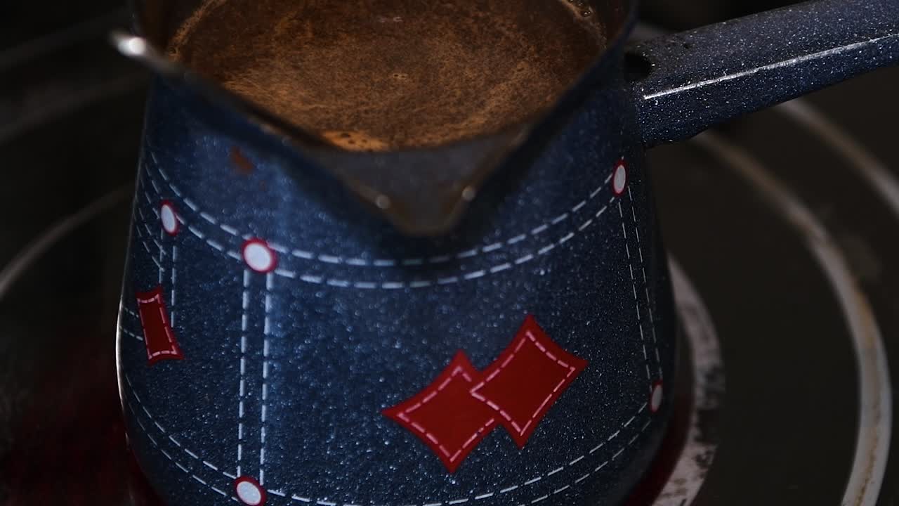 집에서 터키식 커피 양조, 클로즈업, 아무도, 카메라 움직임 위로 기울이기