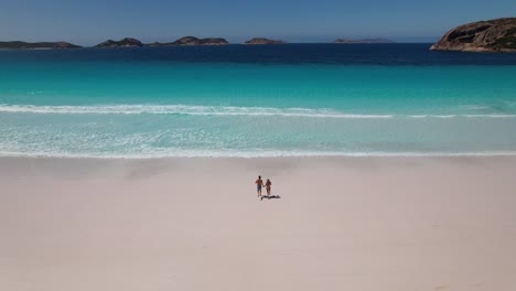 Video-De-Drones-De-4k-De-Una-Pareja-Corriendo-Desde-Su-Camioneta-Hacia-El-Océano-Azul-Brillante-En-La-Playa-Lucky-Bay-En-El-Parque-Nacional-Cape-Le-Grand-Cerca-De-Esperance-En-El-Suroeste-De-Australia