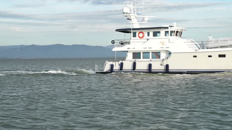 Private-Yacht-In-Der-Bucht-Von-San-Francisco-In-Der-Nähe-Des-Jachthafens-Von-Redwood-City-Bei-Sonnenuntergang