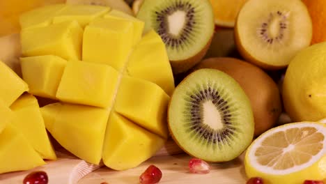 una variada variedad de frutas frescas
