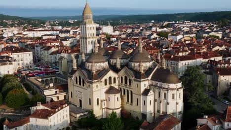 Vista-Aérea-De-Périgueux-Y-La-Catedral-De-Saint-Front-Al-Amanecer-A-Orillas-Del-Río-Isle,-Edificio-Románico-En-Verano,-Dordoña