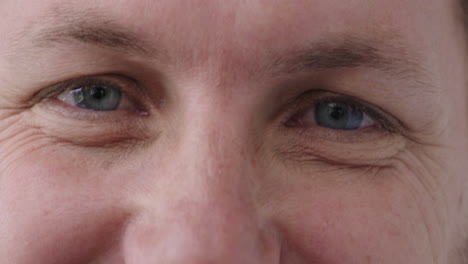 de cerca hombre ojos azules buscando gracioso feliz hombre caucásico salud de la vista satisfacción