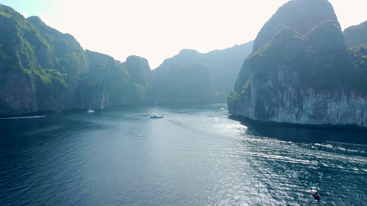 mañana brumosa y brumosa, bahía de maya