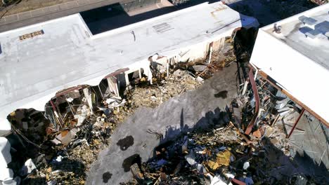 una mirada al interior de la demolición de un centro comercial en greeley colorado