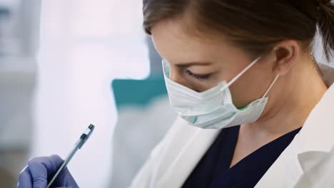 video de un médico con máscara facial haciendo un examen médico
